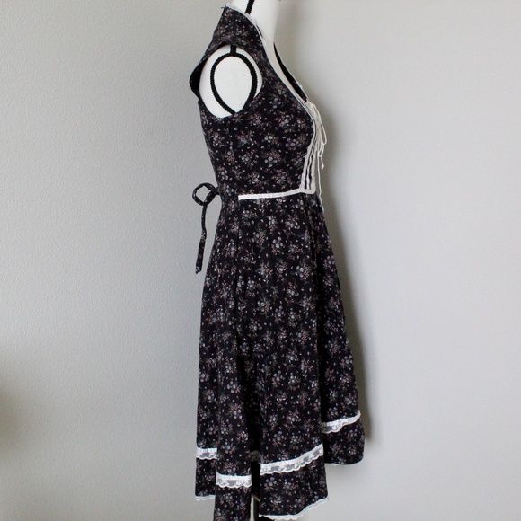 Vintage Dark Navy Blue Floral Lace & Front Corset Detail Milkmaid Dress - Picture 4 of 9